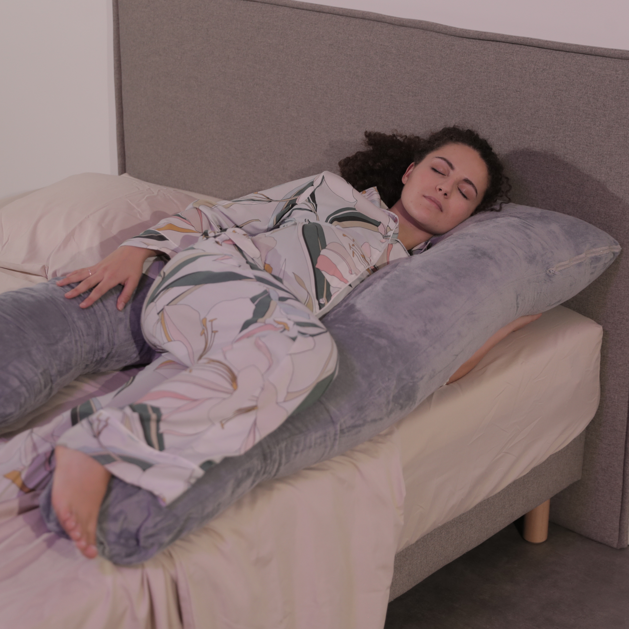 miniature article de blog femme enceinte sur un lit entouré d'un coussin de grand grossesse