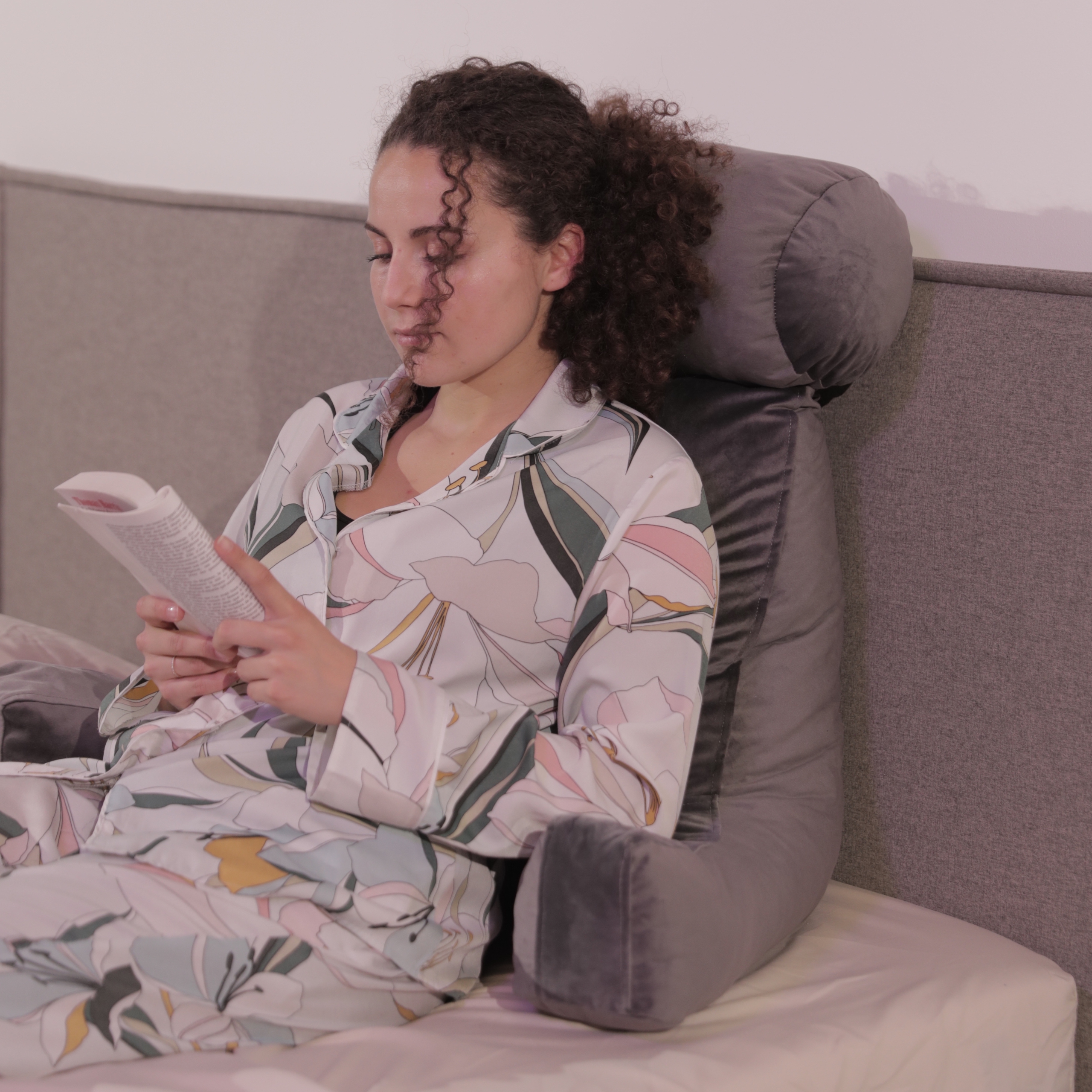 miniature femme appuyé sur coussin de lecture