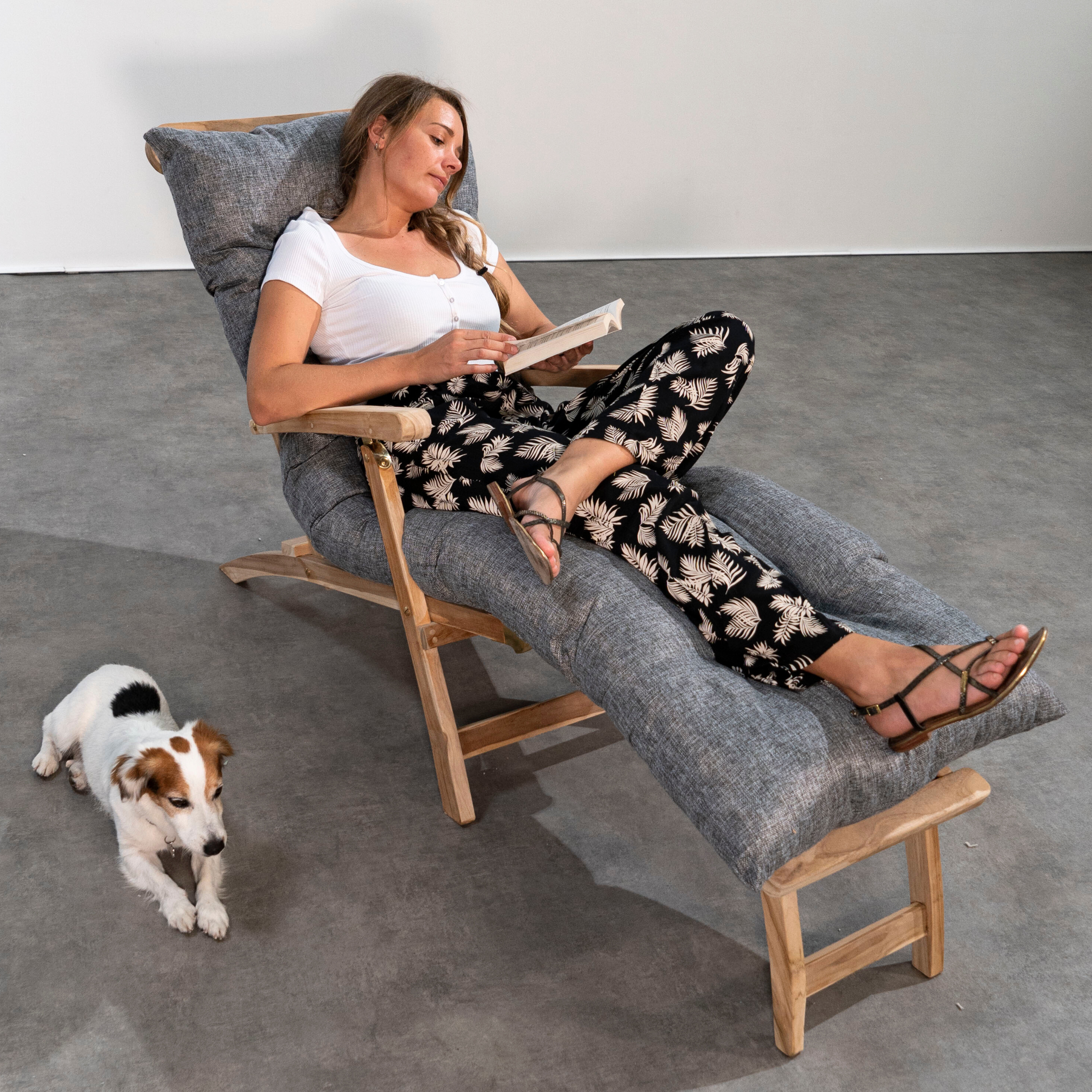 miniature coussin bain de soleil femme allongée avec chien