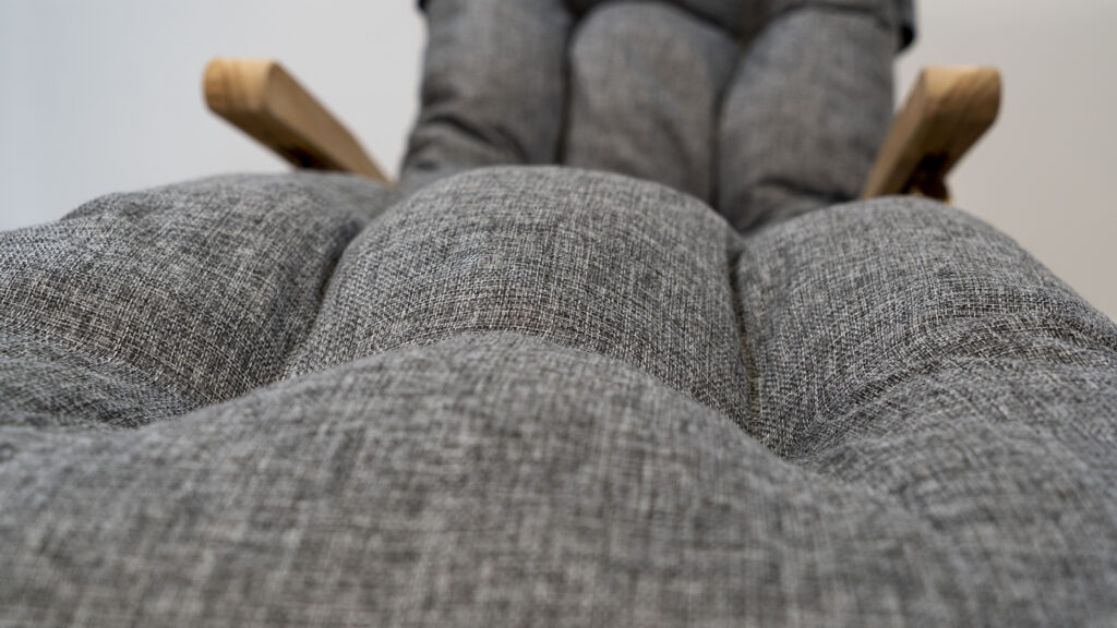 zoom sur couture d'un coussin bain de soleil gris