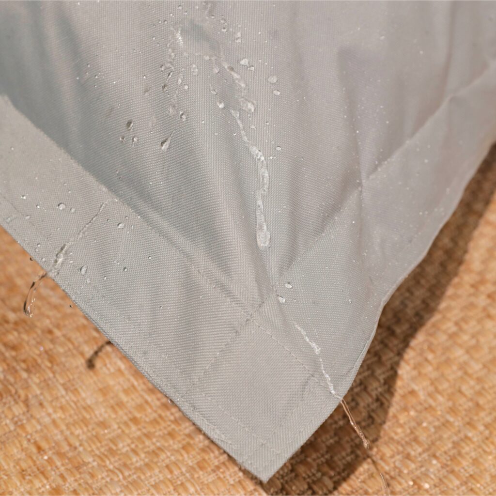 pouf extérieur gris imperméable avec eau jetée dessus