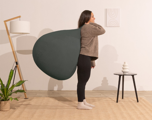 femme portant un pouf poire gris