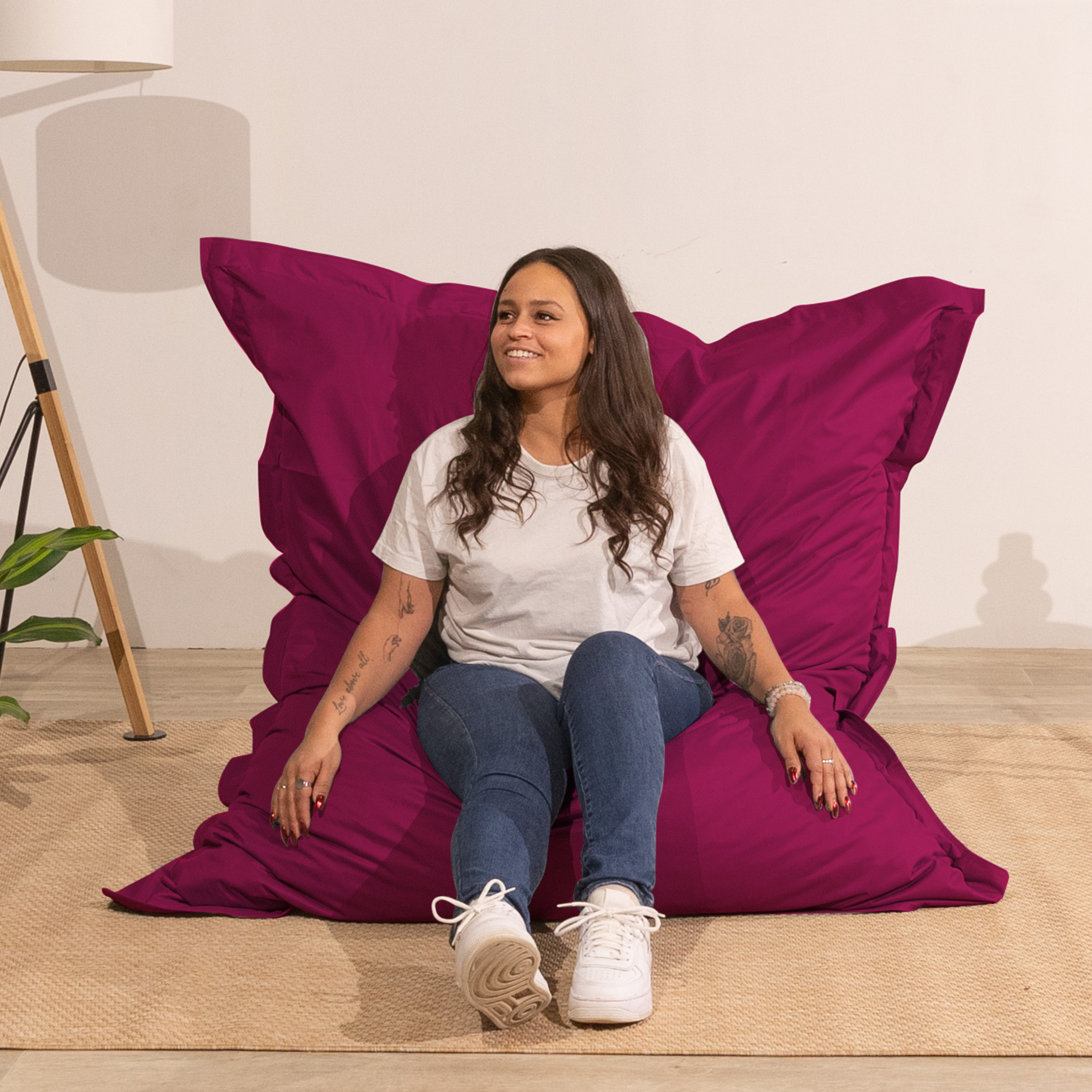 miniature fille assise sur pouf extérieur rouge