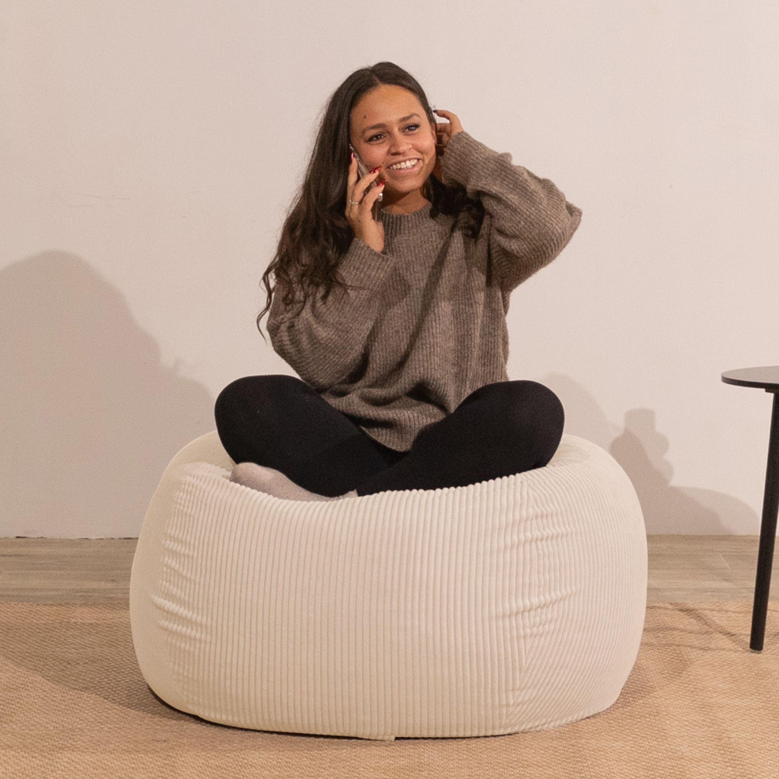 photo miniature femme assise sur un pouf poire