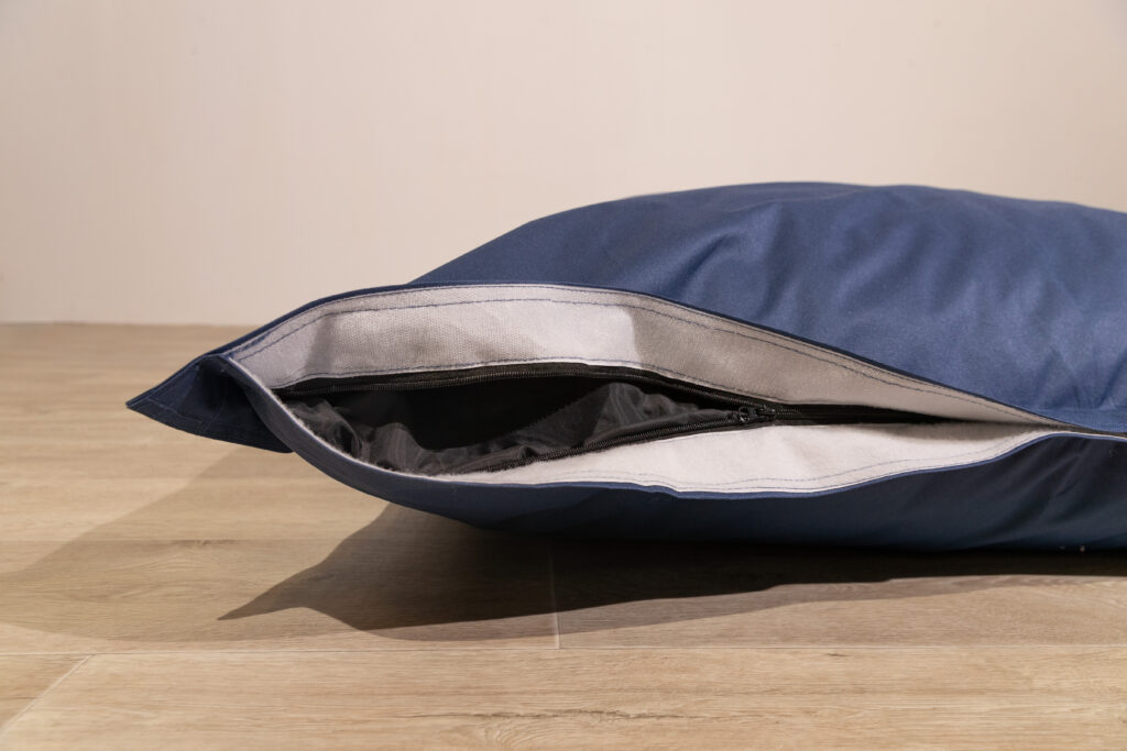 photo ouverture à fermeture éclair d'un pouf extérieur déhoussable bleu foncé bananair