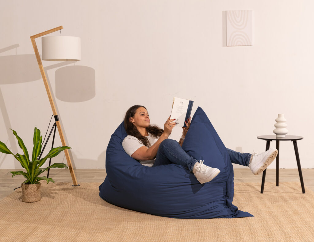femme assise sur un pour extérieur bleu foncé bananair