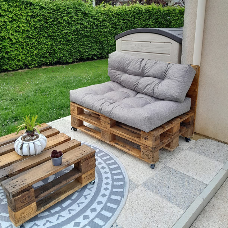 coussins palette gris dans jardin