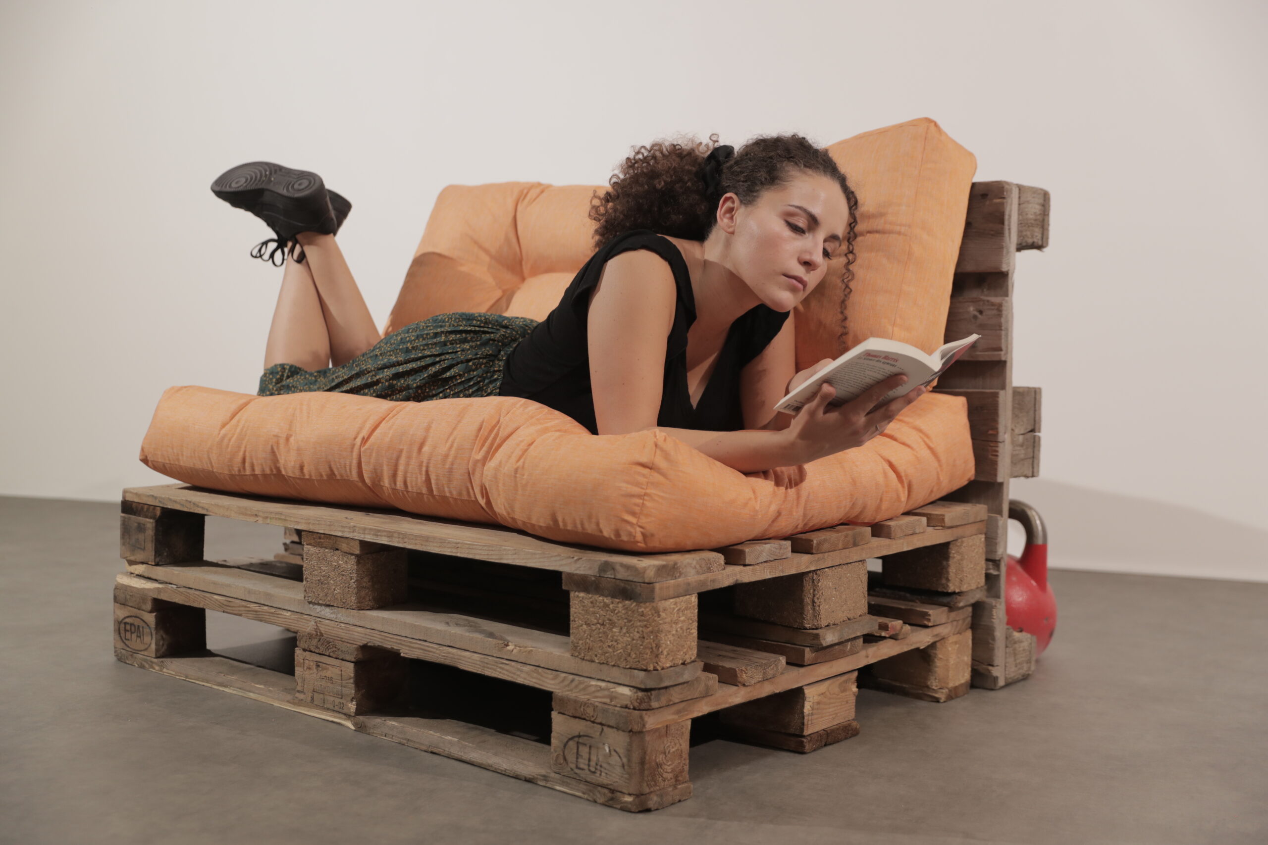 femme allongée sur coussins palette orange