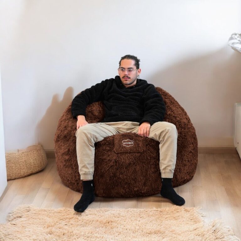 pouf géant homme assis dessus maison cosy