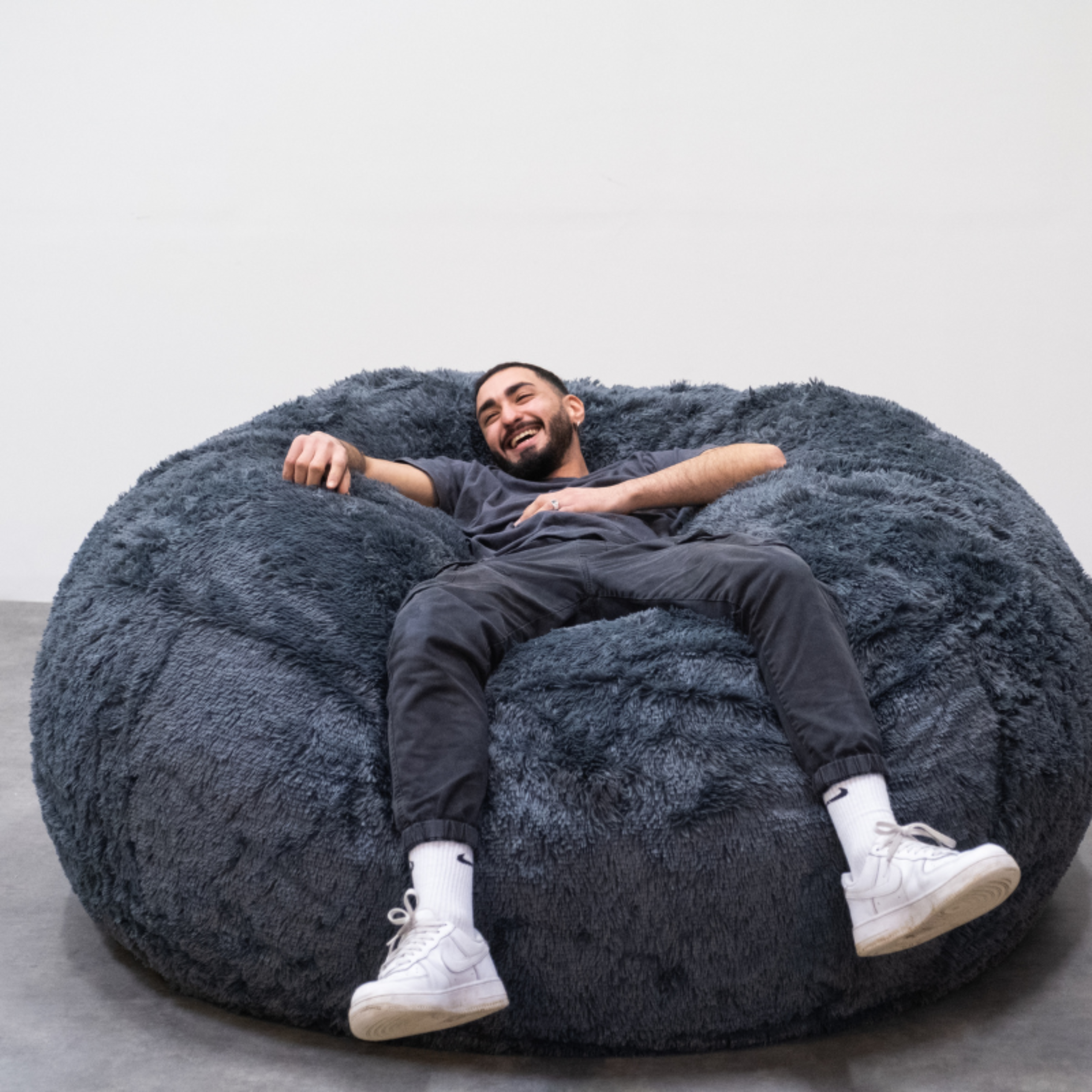 miniature photo pouf géant avec un homme allongé dessus