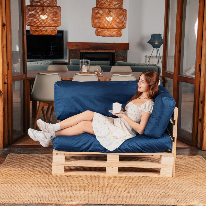 Coussin palette déhoussable femme allongée