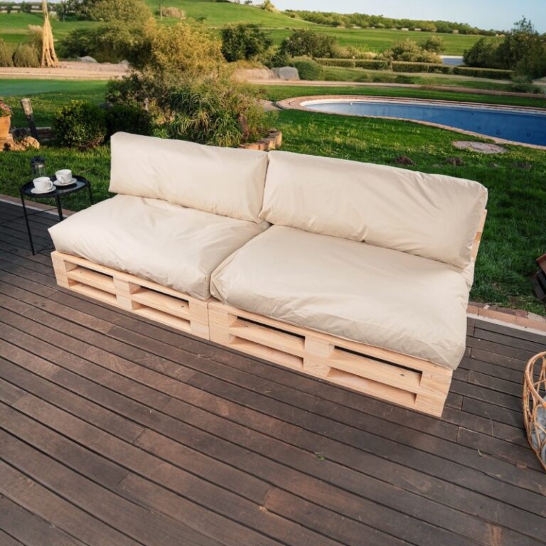 Canapé palette avec ses coussins palette beige