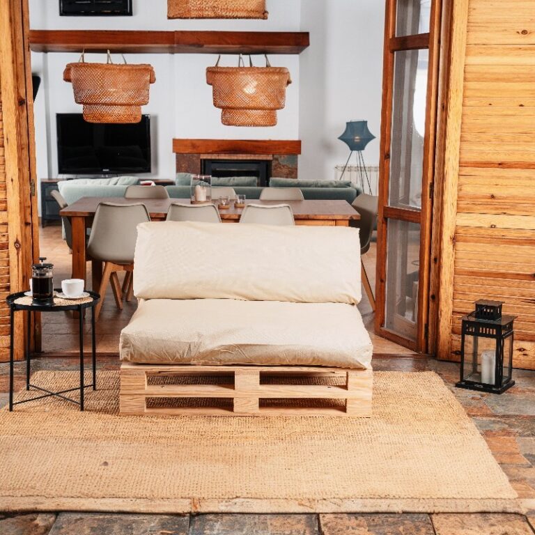 Terrasse extérieur avec canapé palette et coussin palette