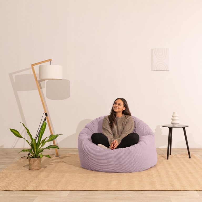 Personne en relaxation dans un pouf