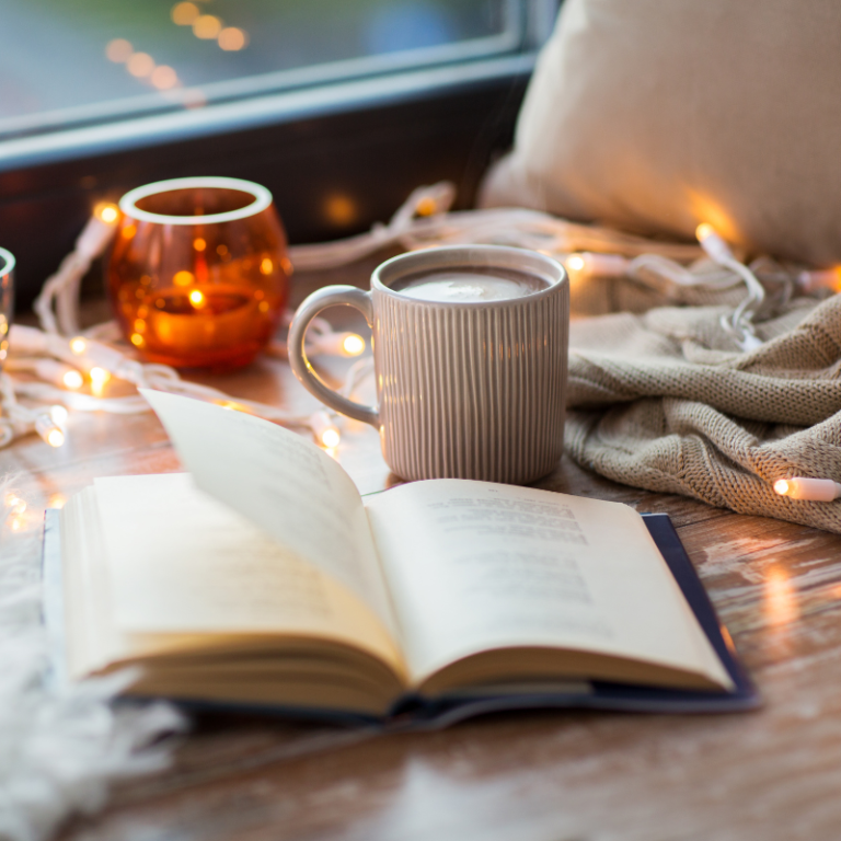 hygge ambiance cozy avec livre lumière tamisée et tasse