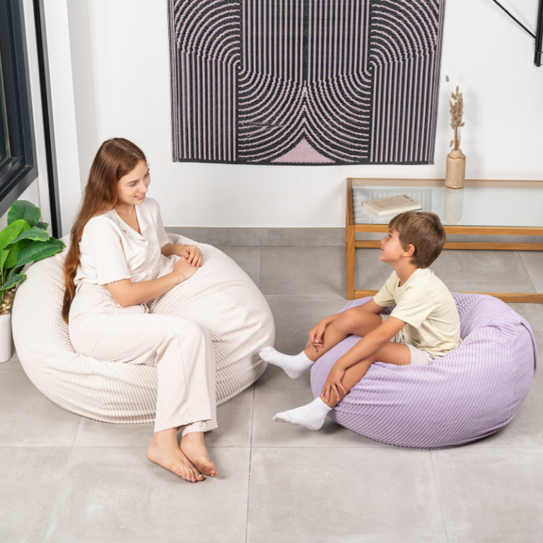 Une adulte et un enfant chacun sur un pouf poire Bananair