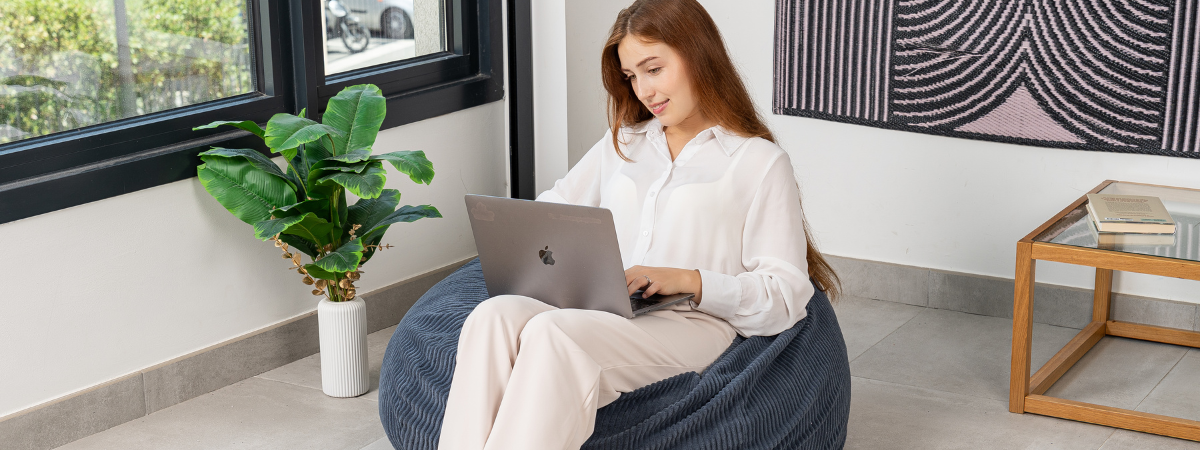 Télétravail sur pouf Bananair