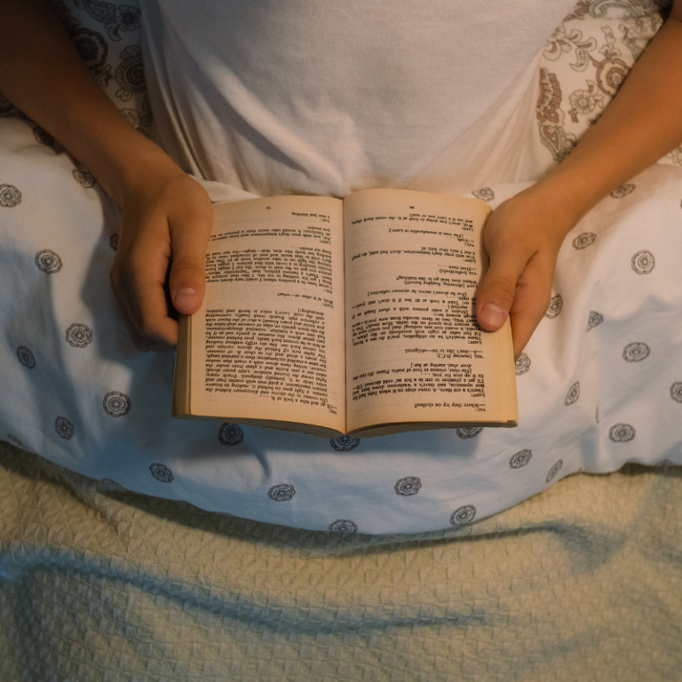 personne lisant un livre au lit