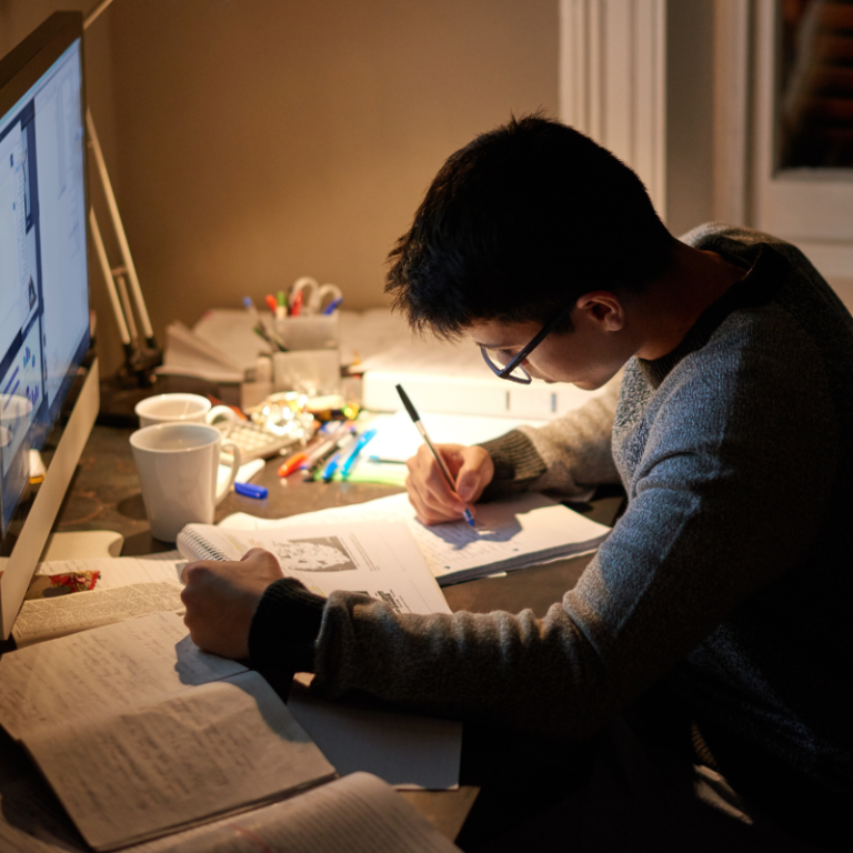 Etudiant qui révise