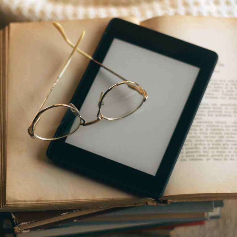 lunettes et liseuse