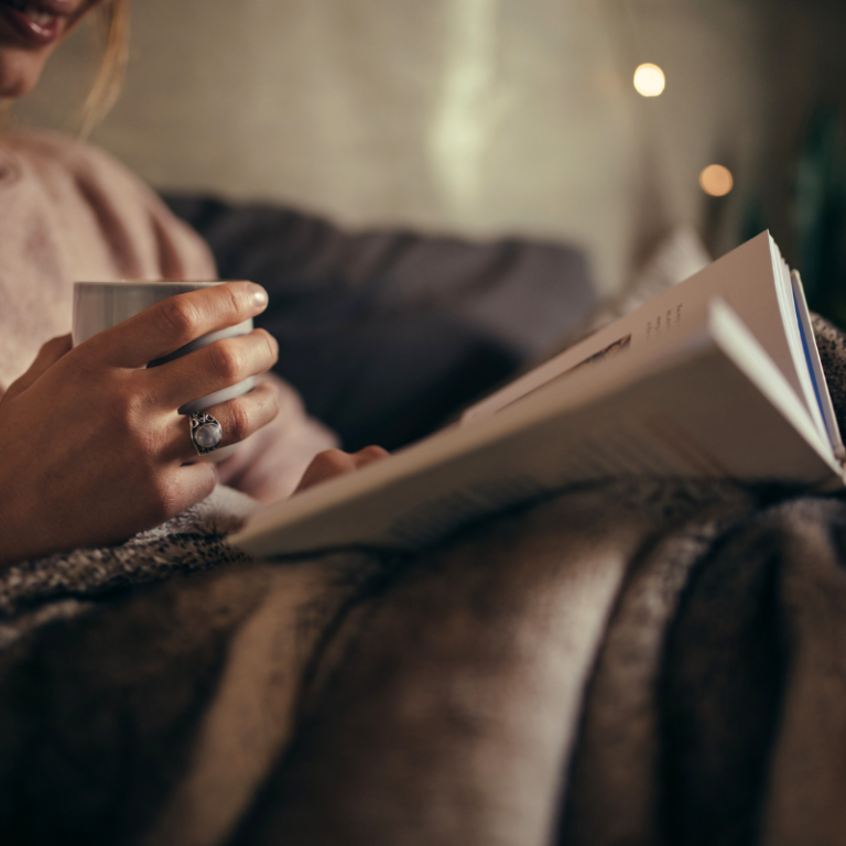 personne lisant un livre