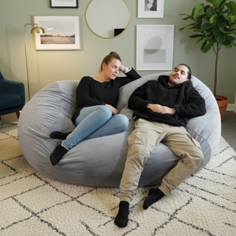 Pouf géant dans un salon avec deux personnes assises dessus