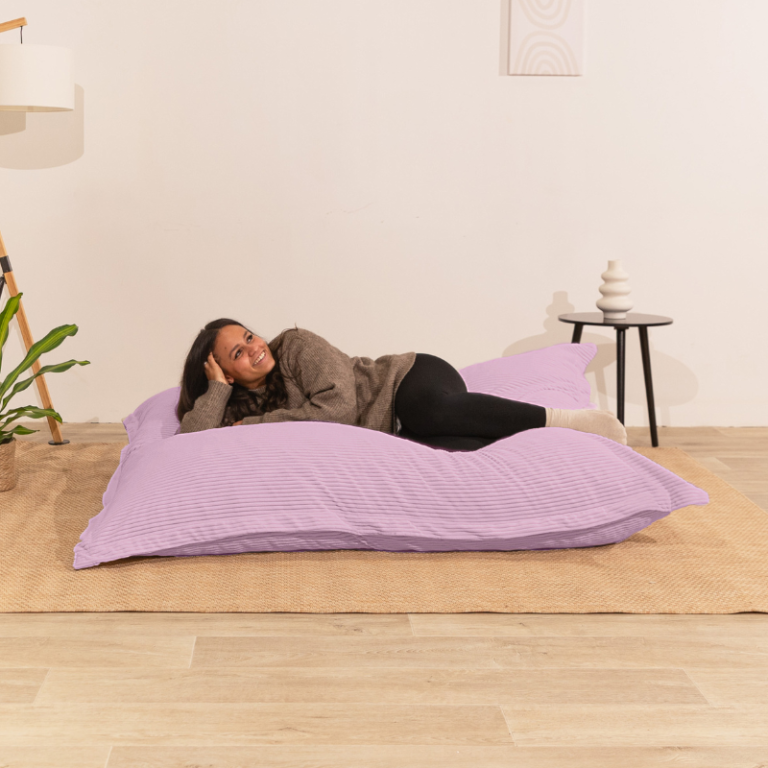 Personne allongée sur un grand pouf 140x180