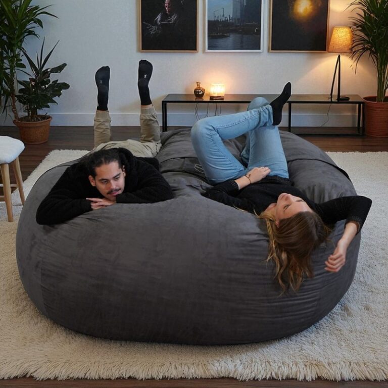 Pouf géant dans un salon avec deux personnes allongées dessus