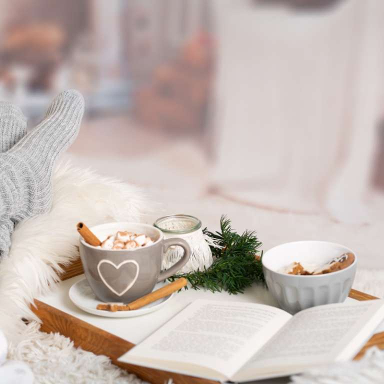 Intérieur cocooning avec tasse et livre ouvert